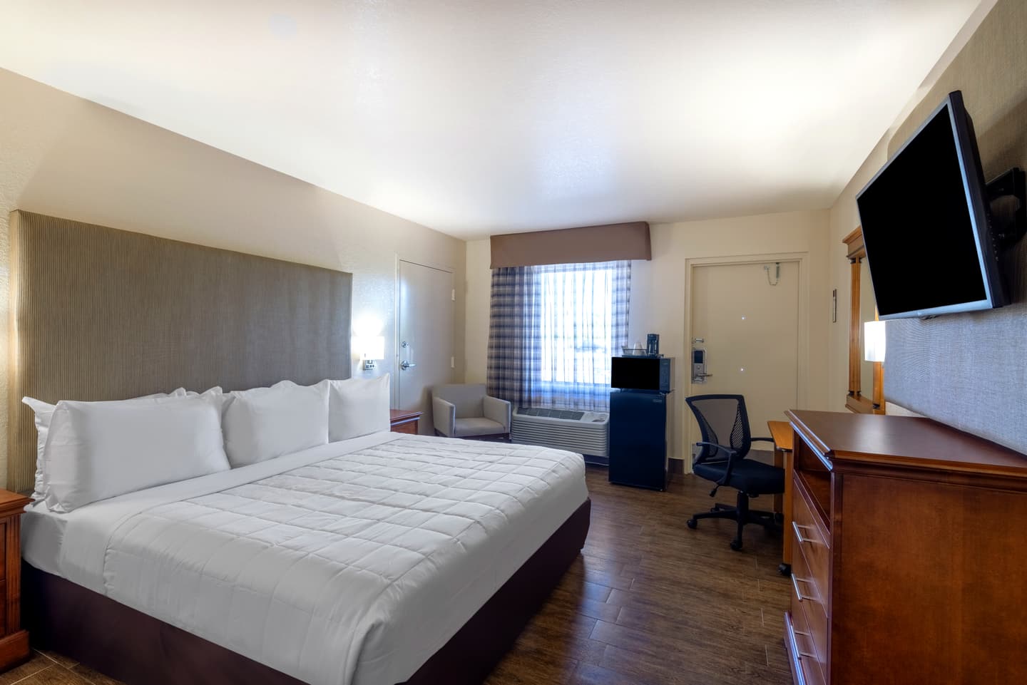 1 King Bed, Accessible, Non-smoking at Travelog Inn