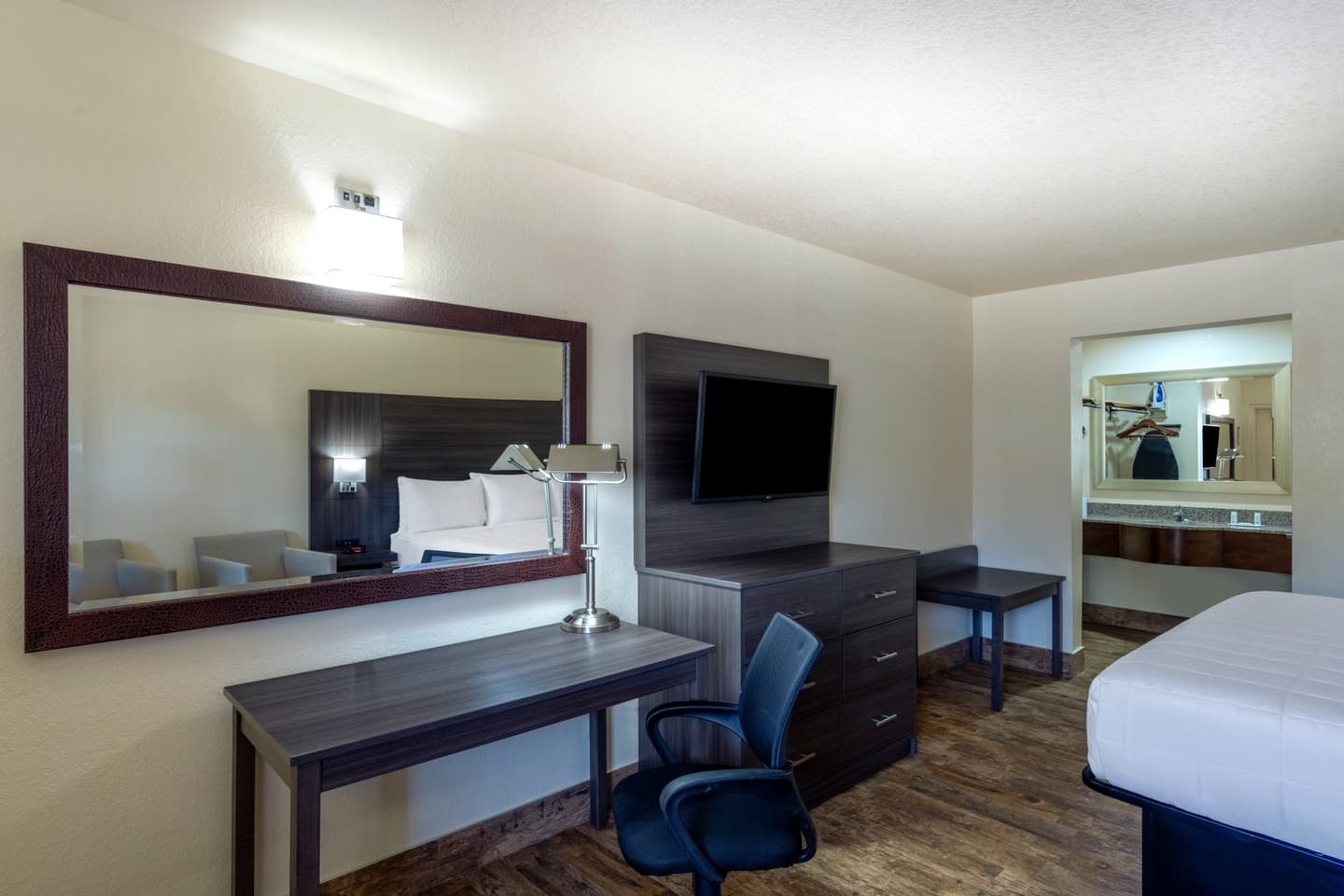 1 King Bed, Deluxe Room, Non-smoking at Travelog Inn