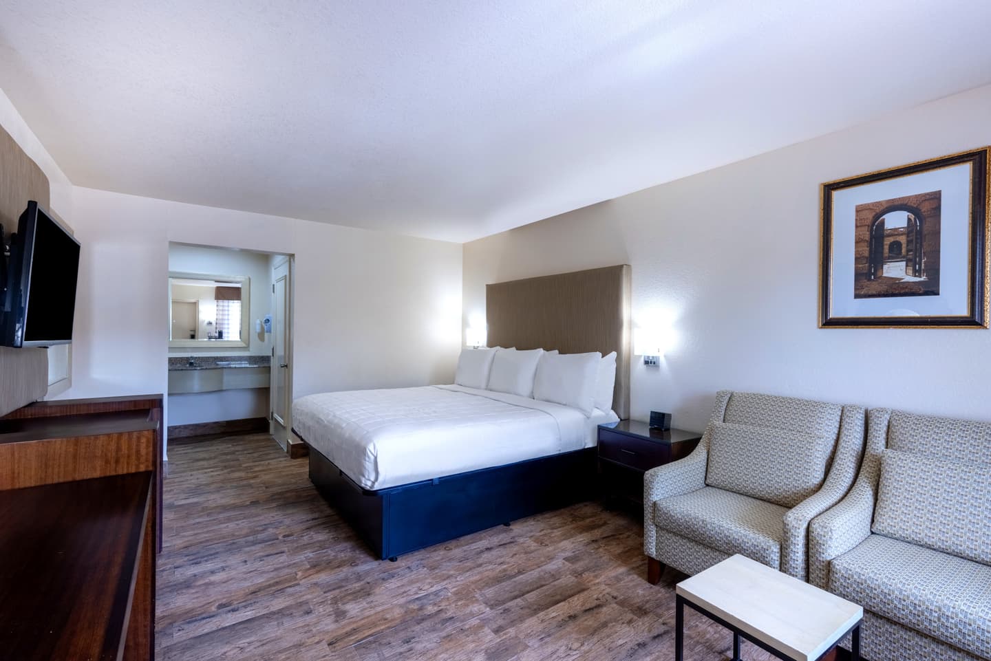 1 King Bed, Non-smoking at Travelog Inn