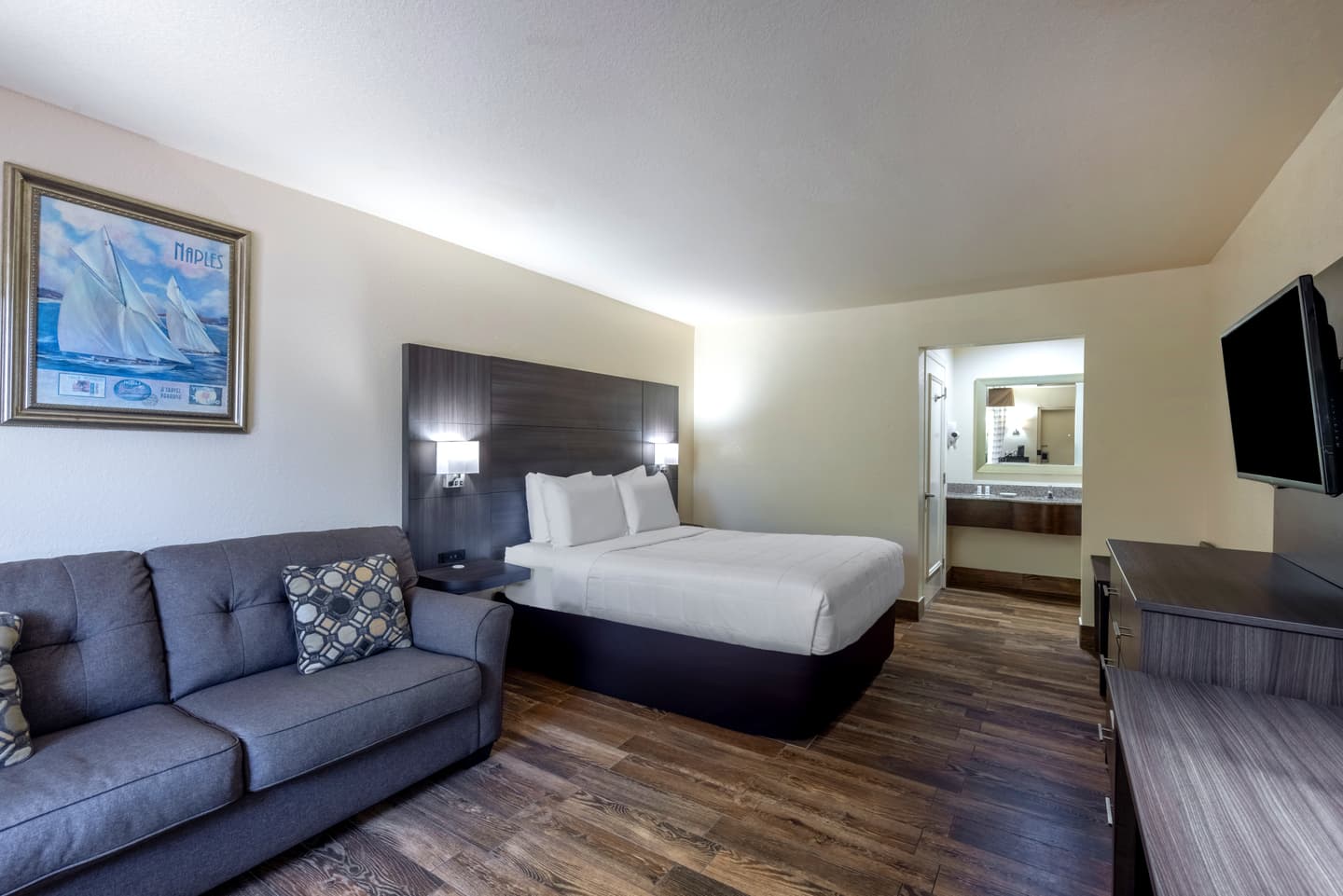 1 Queen Bed, Deluxe Room, Non-smoking at Travelog Inn